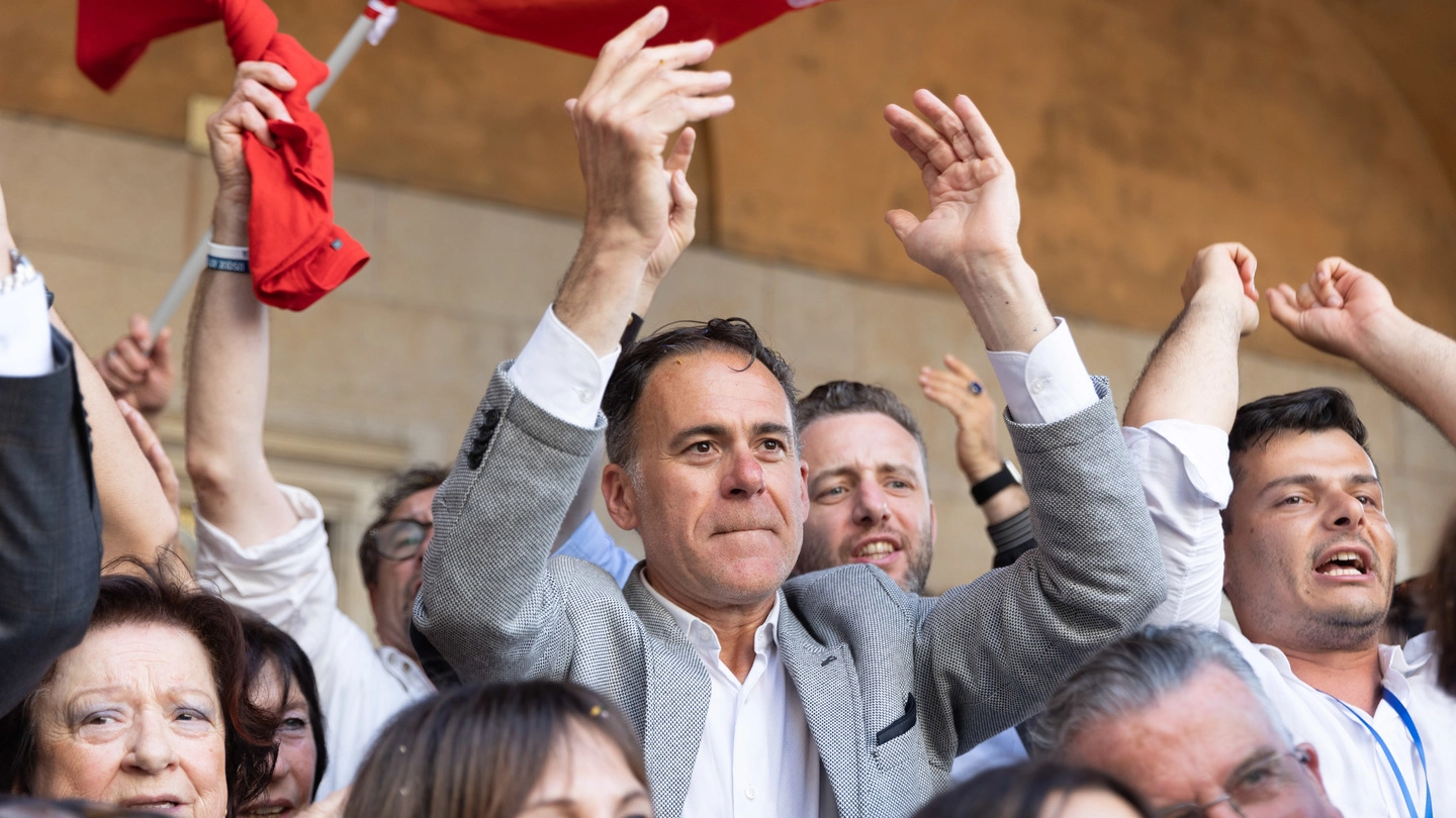 Michele Conti, il sindaco di Pisa esultante dopo la vittoria bis per il Comune