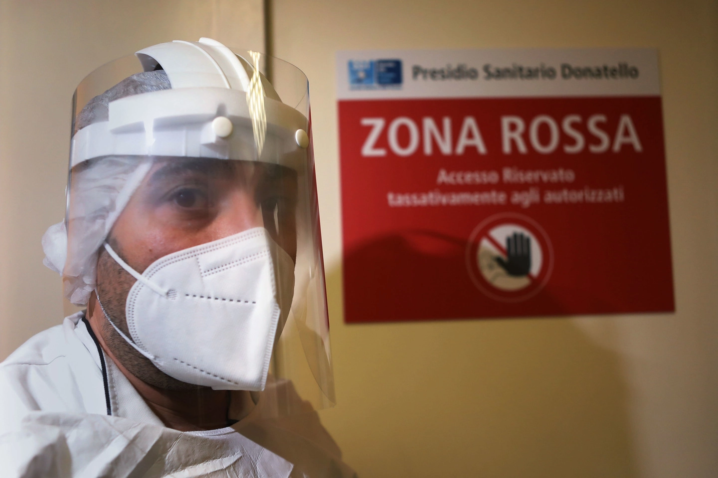 Coronavirus, operatori sanitari (foto Marco Mori /New Press Photo)