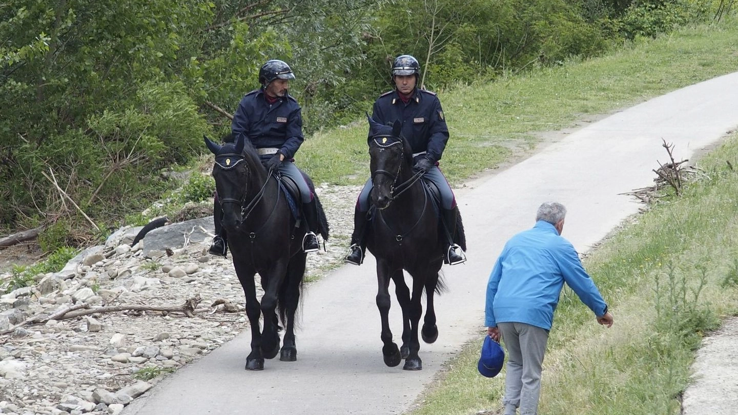 Polizia a cavallo sulla pista ciclabile (foto Attalmi)