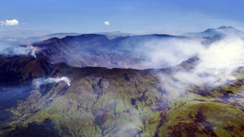 La caldera del vulcano Tambora (foto da Ansa)