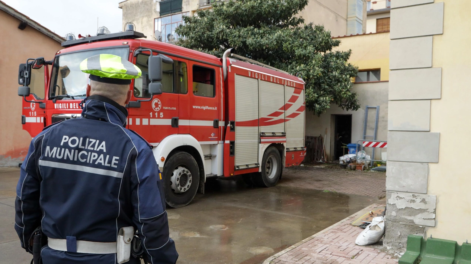 Fiamme al ristorante ’Salvato’ dai vigili-vicini Fiamme al ristorante ’Salvato’ dai vigili-vicini