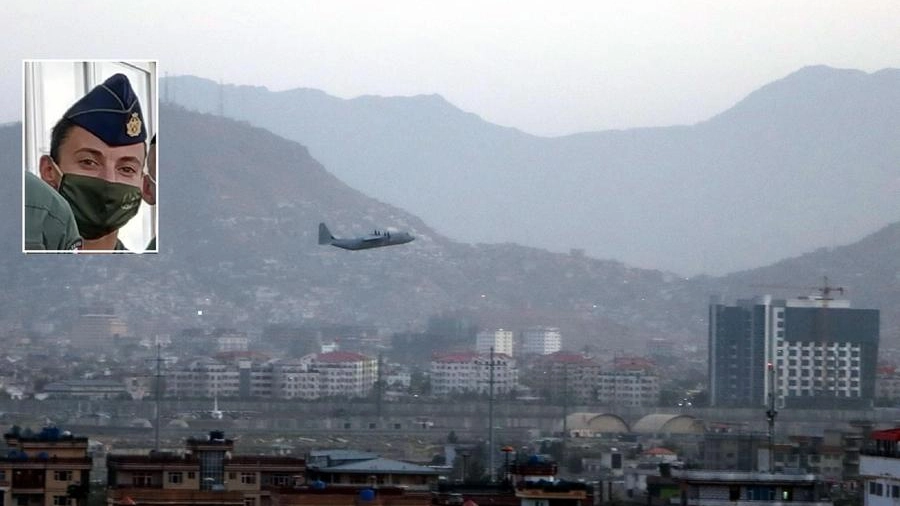 Un aereo in decollo da Kabul. Nel riquadro Annamaria Tribuna
