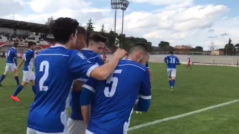 I giocatori azzurri esultano dopo uno dei tre goal di Forlì