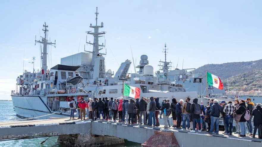 In simbiosi per la Giornata del mare In 500 visitano due navi militari In simbiosi per la Giornata del mare In 500 visitano due navi militari