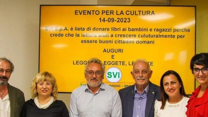 Donati 800 libri alla scuola. Un investimento sui giovani : "Stop alla trappola social" Donati 800 libri alla scuola. Un investimento sui giovani : "Stop alla trappola social"