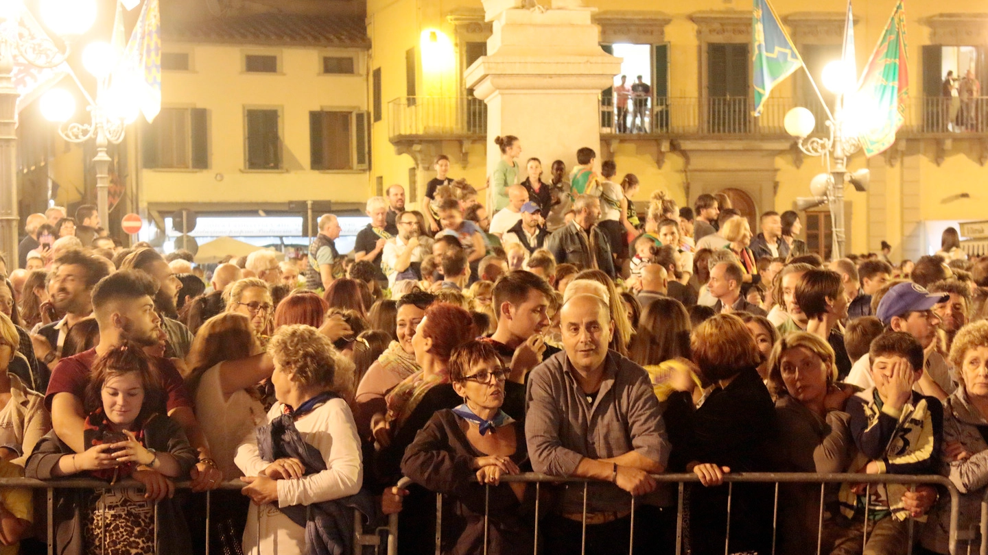 Palio, la sera della tratta, piazza Montanelli gremita (Foto Gianni Nucci/Germogli)