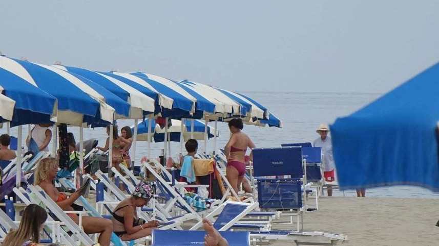 Spiagge affollate da Torre del Lago a Forte dei Marmi, il mare preso d’assalto Spiagge affollate da Torre del Lago a Forte dei Marmi, il mare preso d’assalto