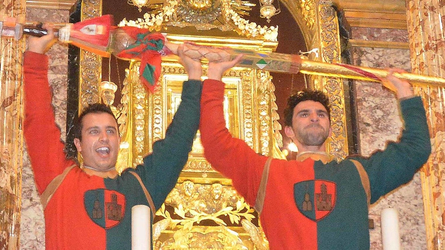 Niccolò Paffetti e Lorenzo Vanneschi con la lancia d’oro in Duomo