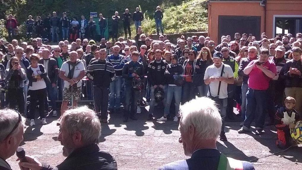  Centauri e appassionati di motociclismo domenica al Passo della Cisa per ricordare le gesta del «Sic»
