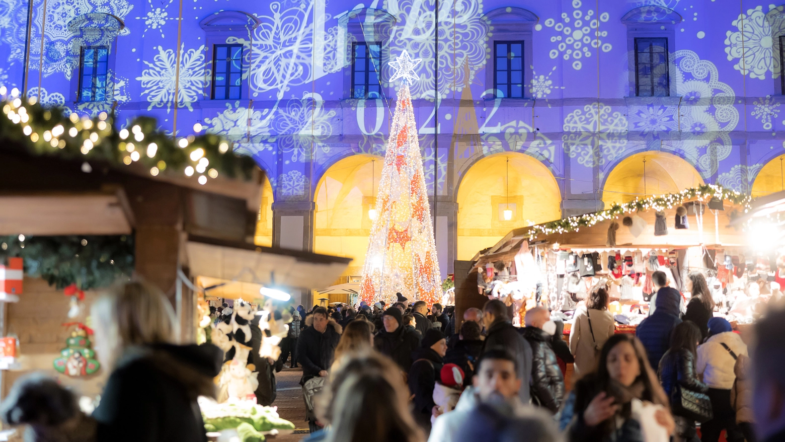 Sabato 18 novembre si accendono le luci dei Mercatini di Natale in piazza Grande