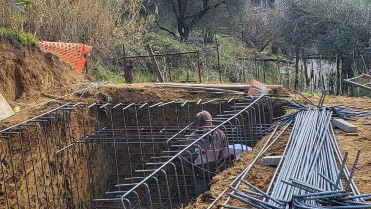 Lo scavo dove dovrebbe sorgere il pennone per la telefonia mobile di Iliad Lo scavo dove dovrebbe sorgere il pennone per la telefonia mobile di Iliad