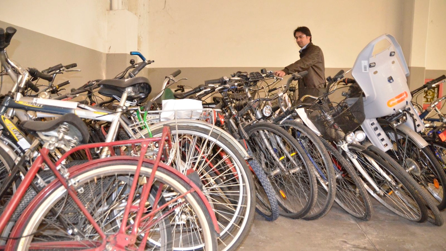 Il deposito della polizia con le bici rubate