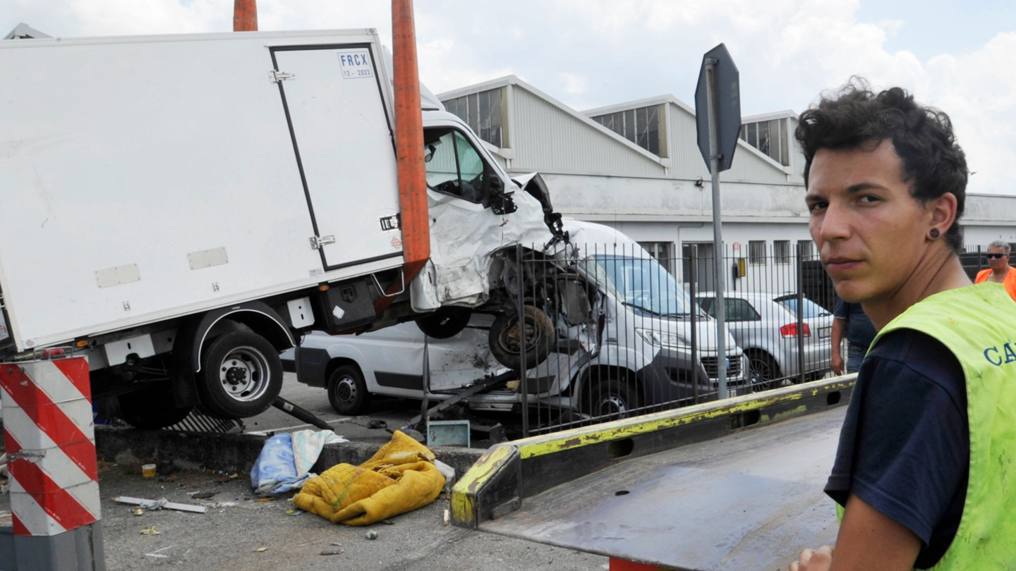 La rimozione del furgone dopo l'incidente (Alcide)