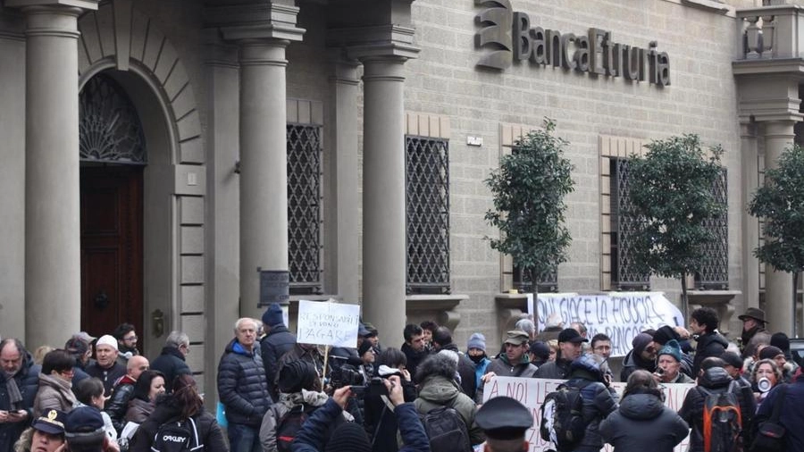 Proteste a Banca Etruria