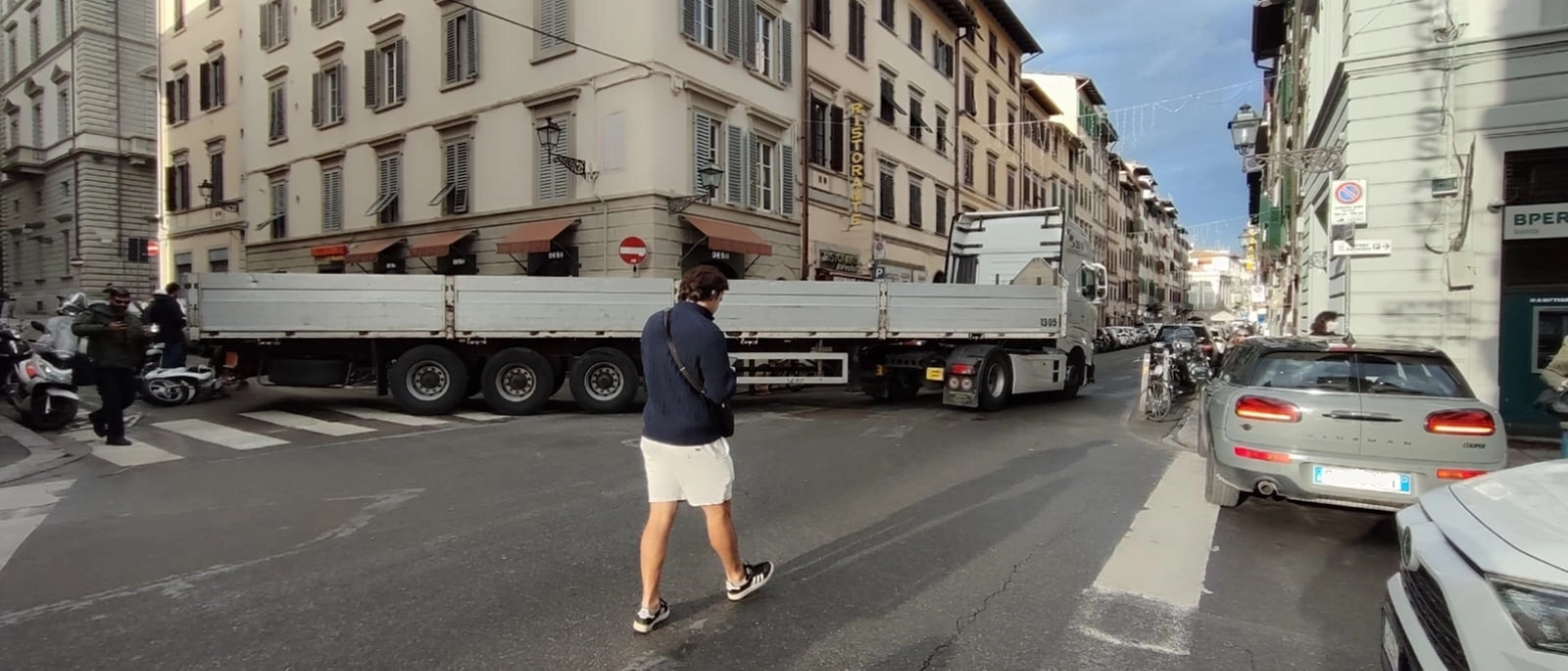 Un camion autoarticolato è rimasto imprigionato all'incrocio con via di Melegnano