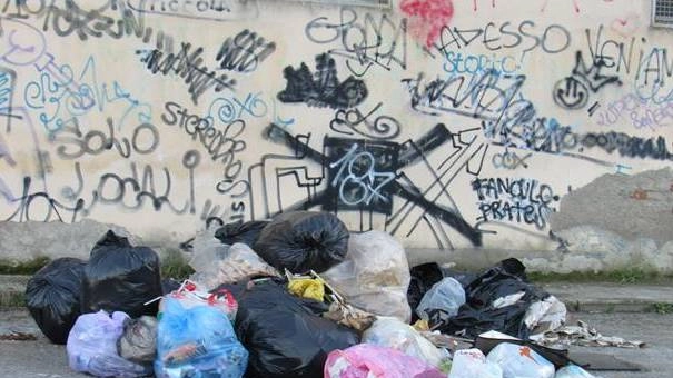 Daniele Manetti, attivista di Legambiente e del Gart (Gruppo dell’accademia del cittadino della Regione Toscana, denuncia gli abbandoni di spazzatura