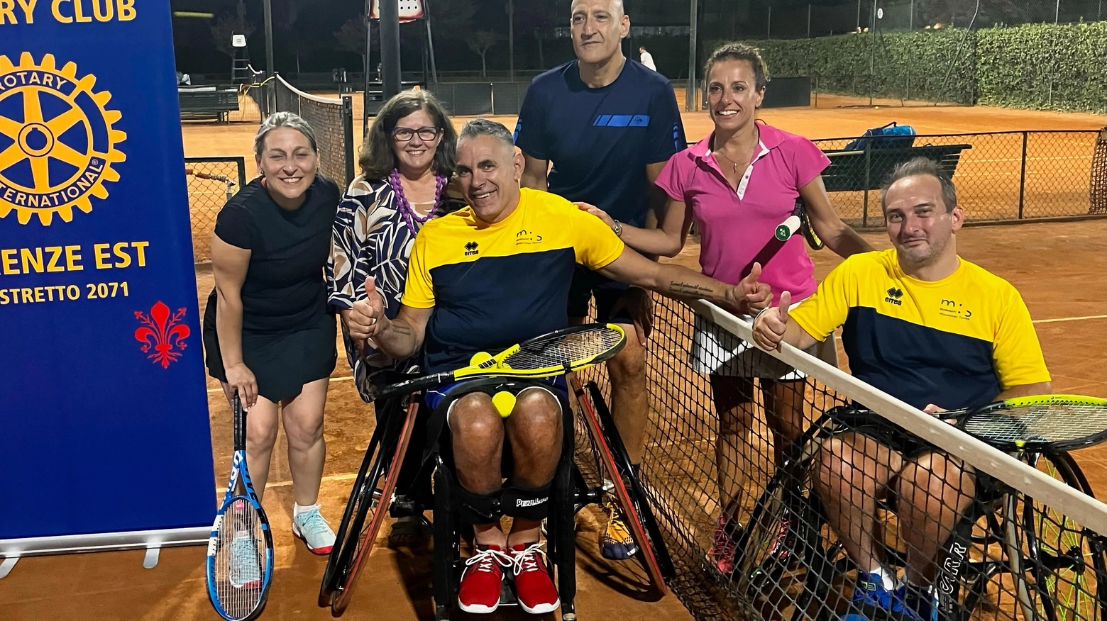 La presidente rotariana Sandra Manetti insieme agli atleti