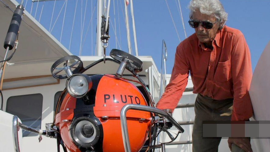 Guido Gay, ingegnere italo-svizzero, con il suo «Pluto», robot sottomarino in grado di scandagliare fondali molto profondi