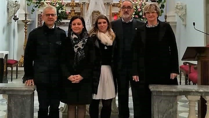 Il priore Giuliano Gussoni, il sindaco Lucia Baracchini, l’on. Cosimo Ferri e due volontarie