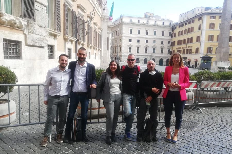 I lavoratori Gkn con i firmatari del testo contro le delocalizzazioni