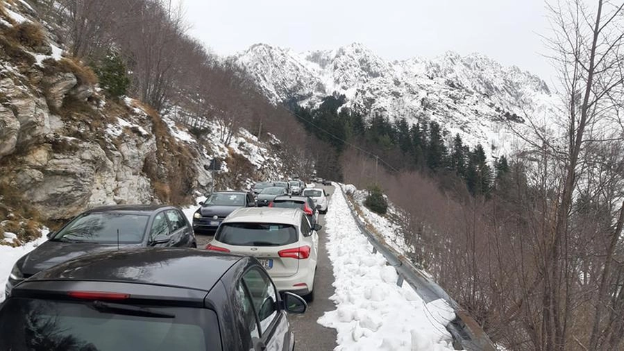 Il traffico per vedere la neve sulle Apuane 