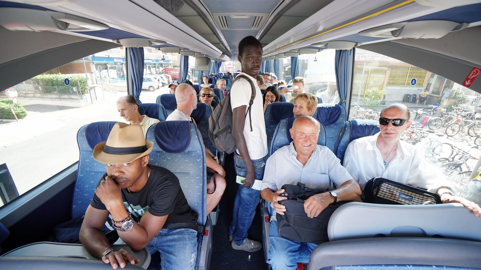 Viaggiatori sul bus navetta