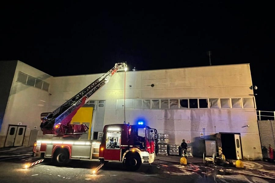 Empoli, incendio in una ditta di materie plastiche: i vigili del fuoco sul posto