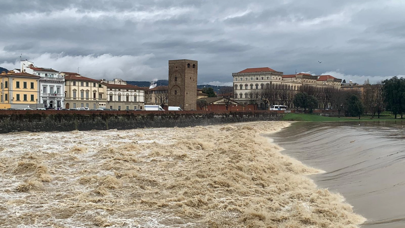 L'Arno in piena (foto Marco Mori/New Press Photo)