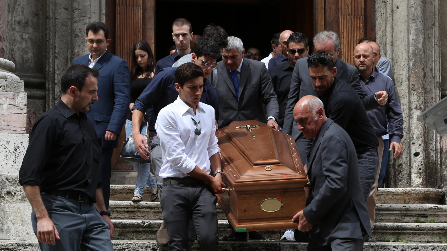 Il feretro con il corpo del dottor Fabio Giaimo mentre esce dalla cattedrale di San Lorenzo 