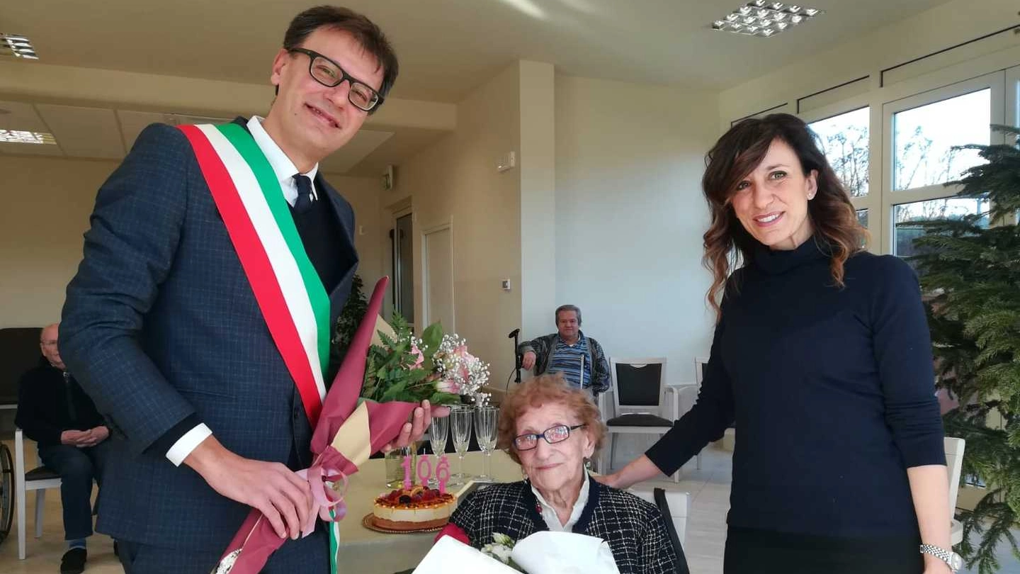 Al centro Estella Caprotta con il sindaco Pescini e Simona Masini