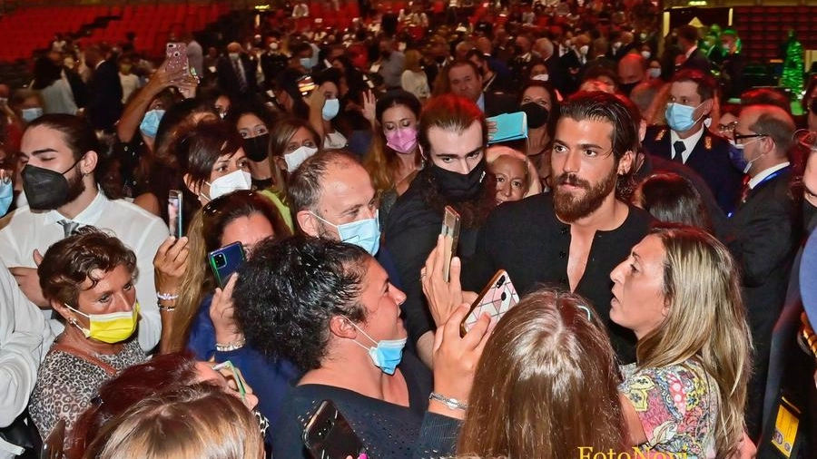 Can Yaman assediato dalle fan a Livorno (Foto Novi)