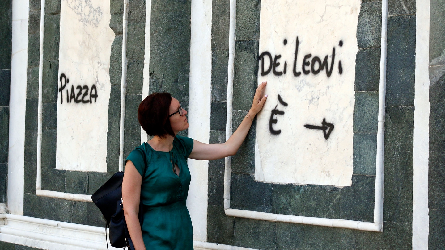 Scritte vandaliche in piazza dei Leoni e sulla Collegiata (Foto Gianni Nucci)