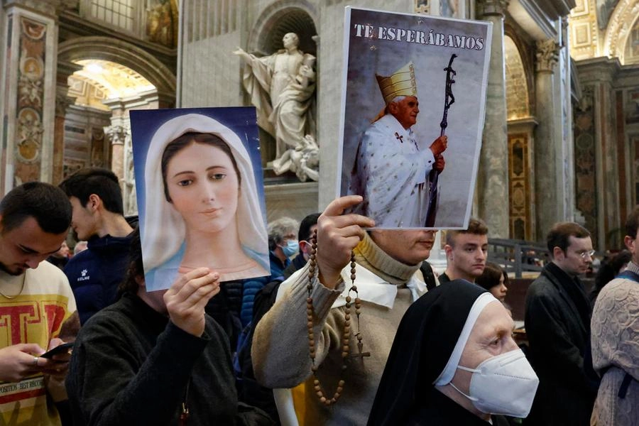 Fedeli in coda per omaggiare la salma di Benedetto XVI in San Pietro (Ansa)