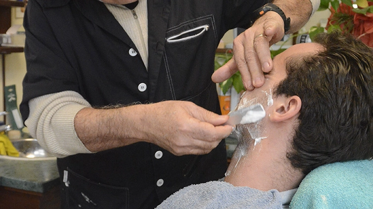 Barbiere al lavoro (Foto d’archivio)