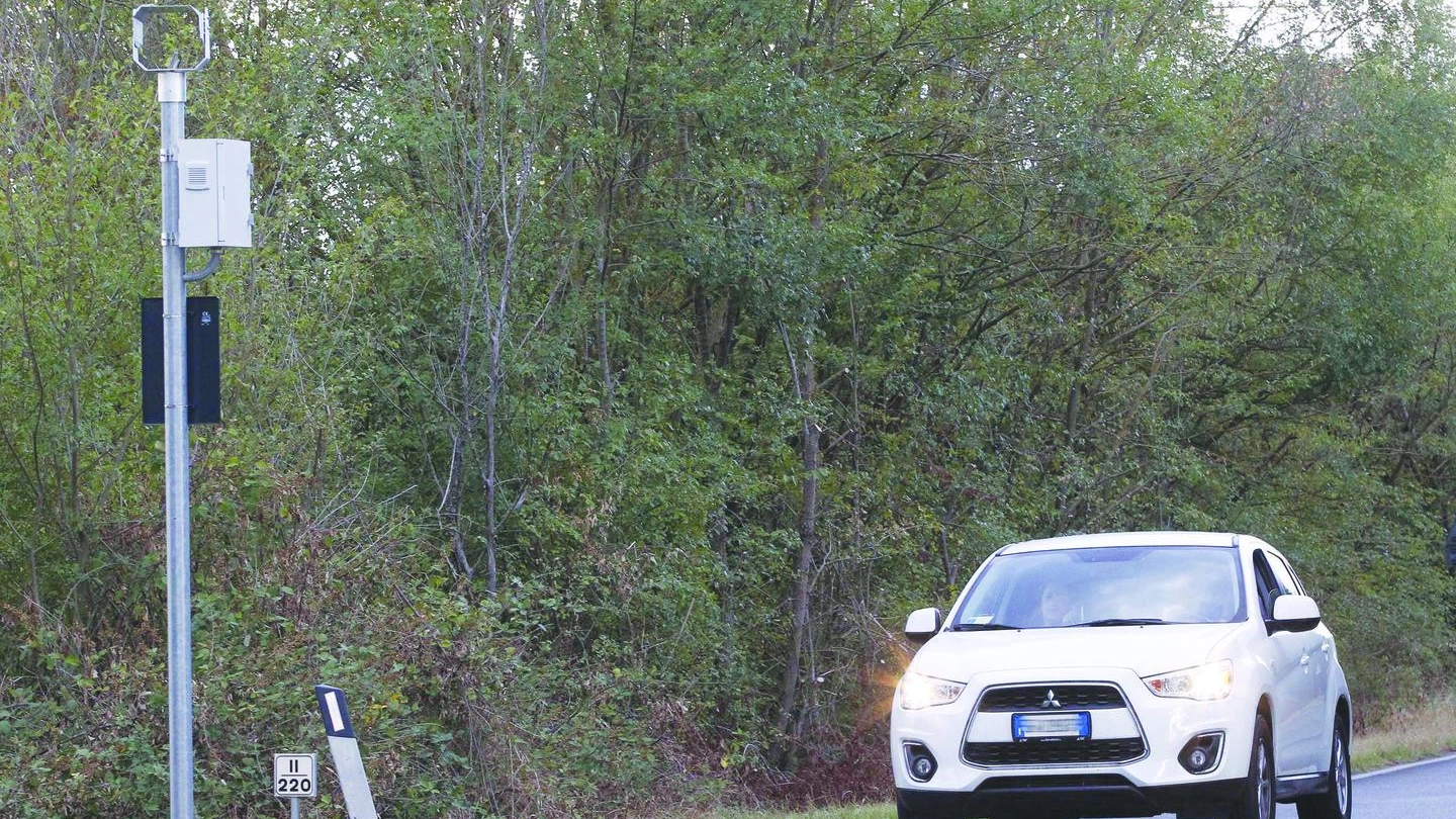 IL BLITZ  Ignoti hanno preso  di mira l’autovelox lungo la Cassia a Colle di Malamerenda, danneggiandolo a colpi di fucile: sono in corso indagini