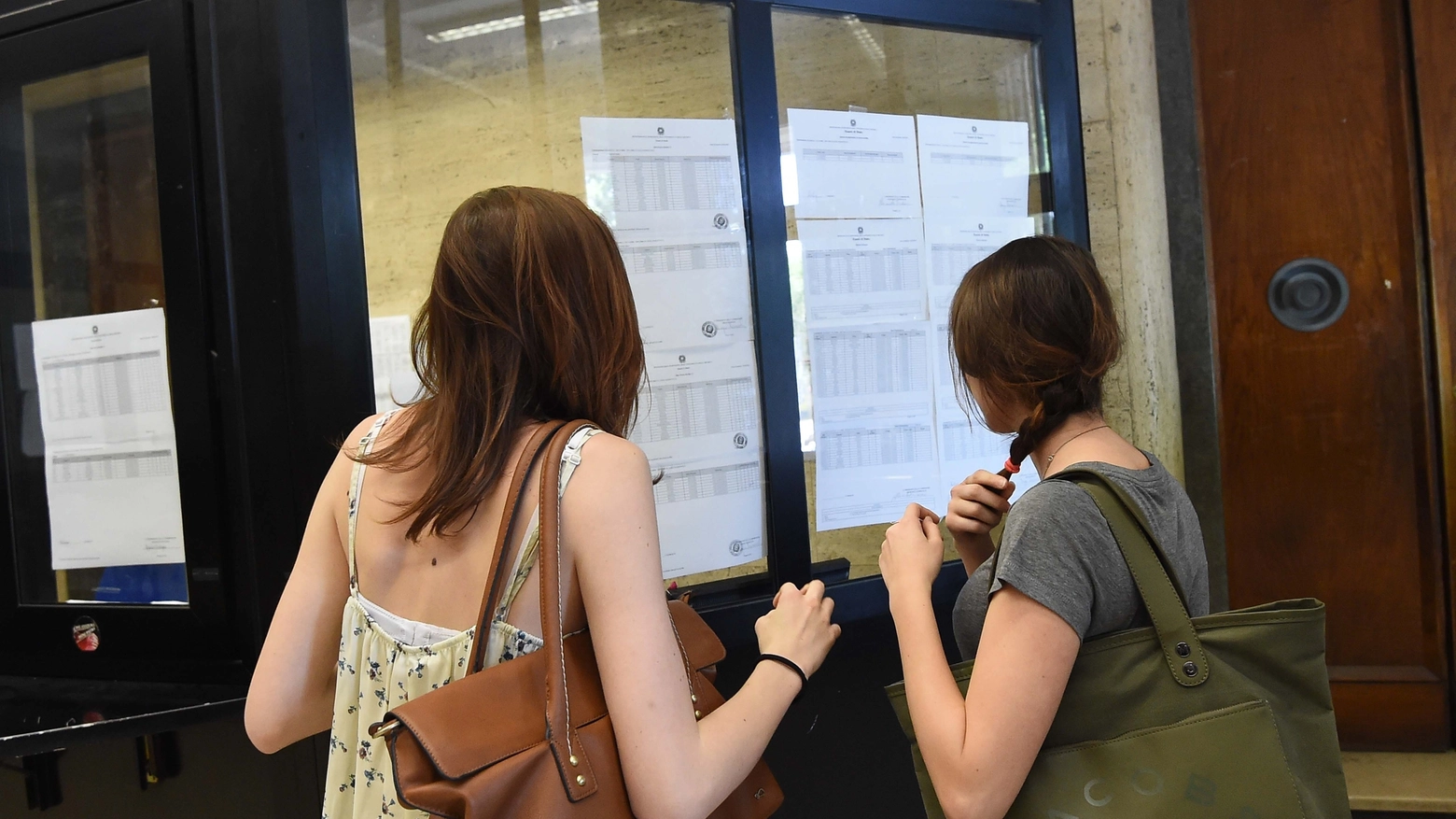 Studenti controllano gli esiti degli scrutini