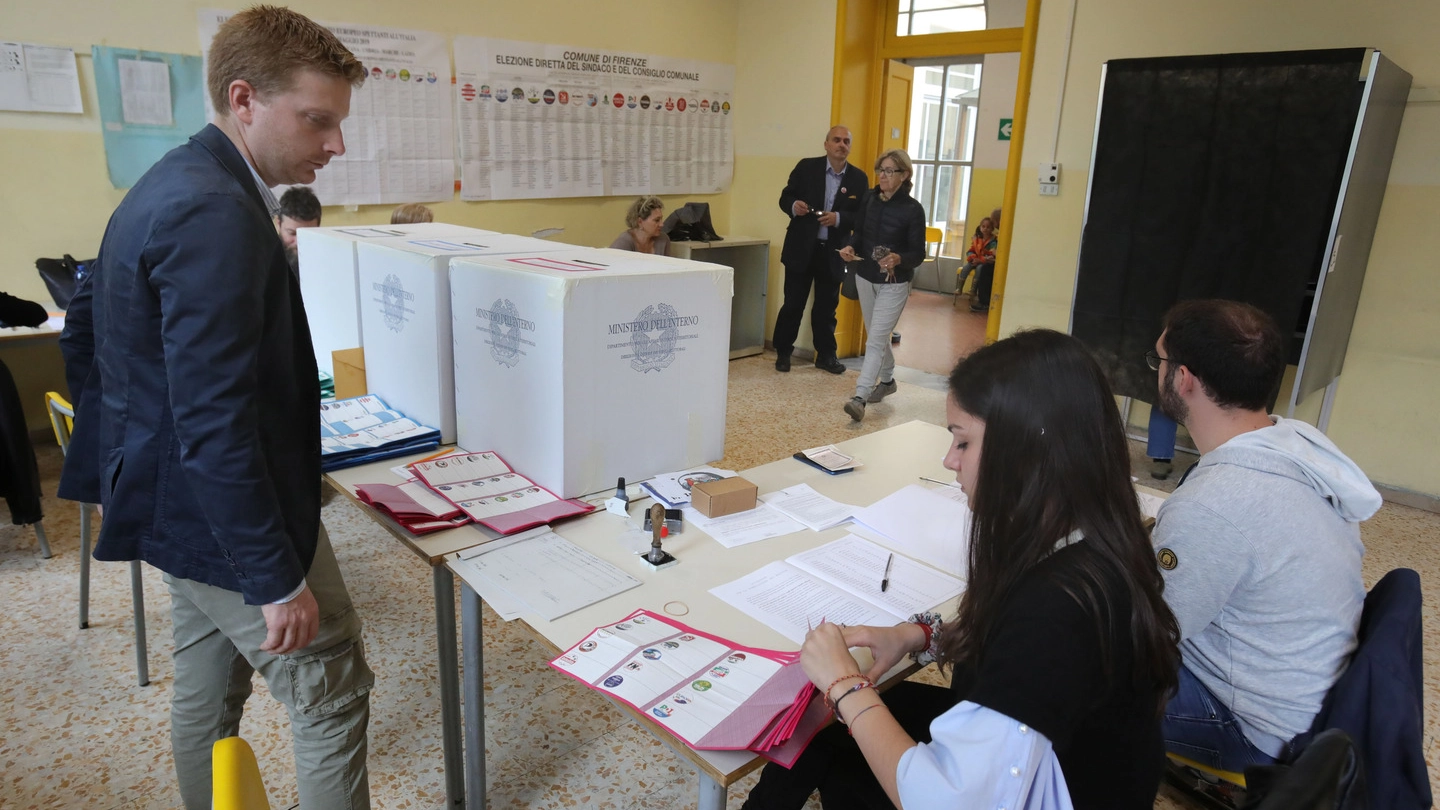 Un seggio a Firenze (foto Marco Mori/New Press Photo)