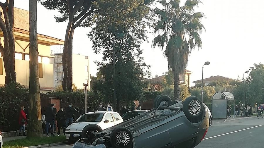 La macchina incidentata sul Viale Roma
