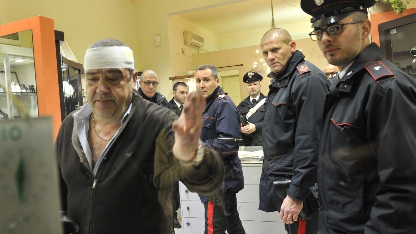 I carabinieri con l’orefice Aldebrando Del Pecchia, picchiato e rapinato nel suo negozio a Nave il 12 gennaio 2016 (foto Alcide)