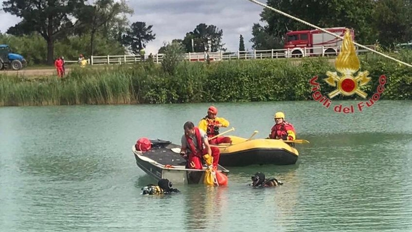 Le ricerche in corso da parte dei sommozzatori dei vigili del fuoco