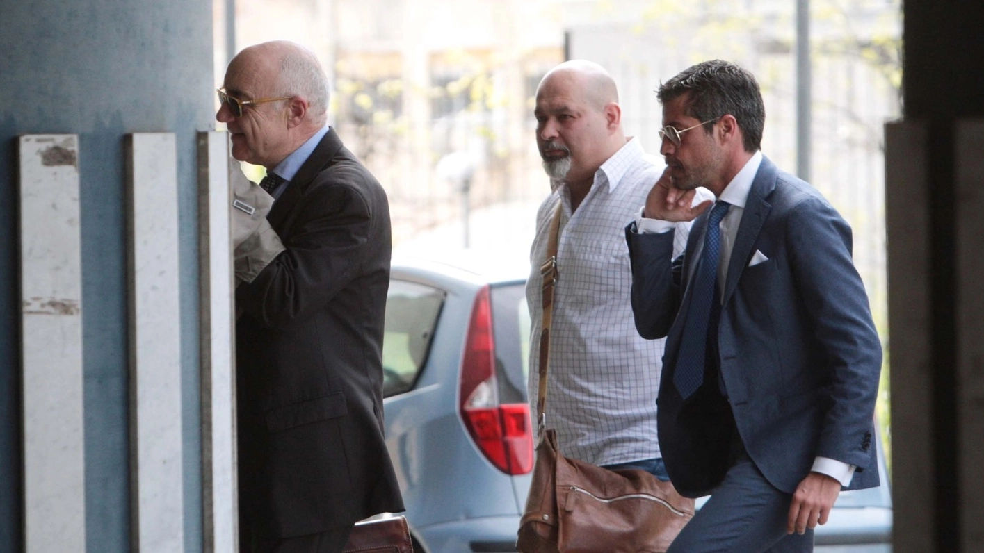 Fabio Giannelli (al centro), già indagato per il caso Corini,  a palazzo di giustizia da testimone