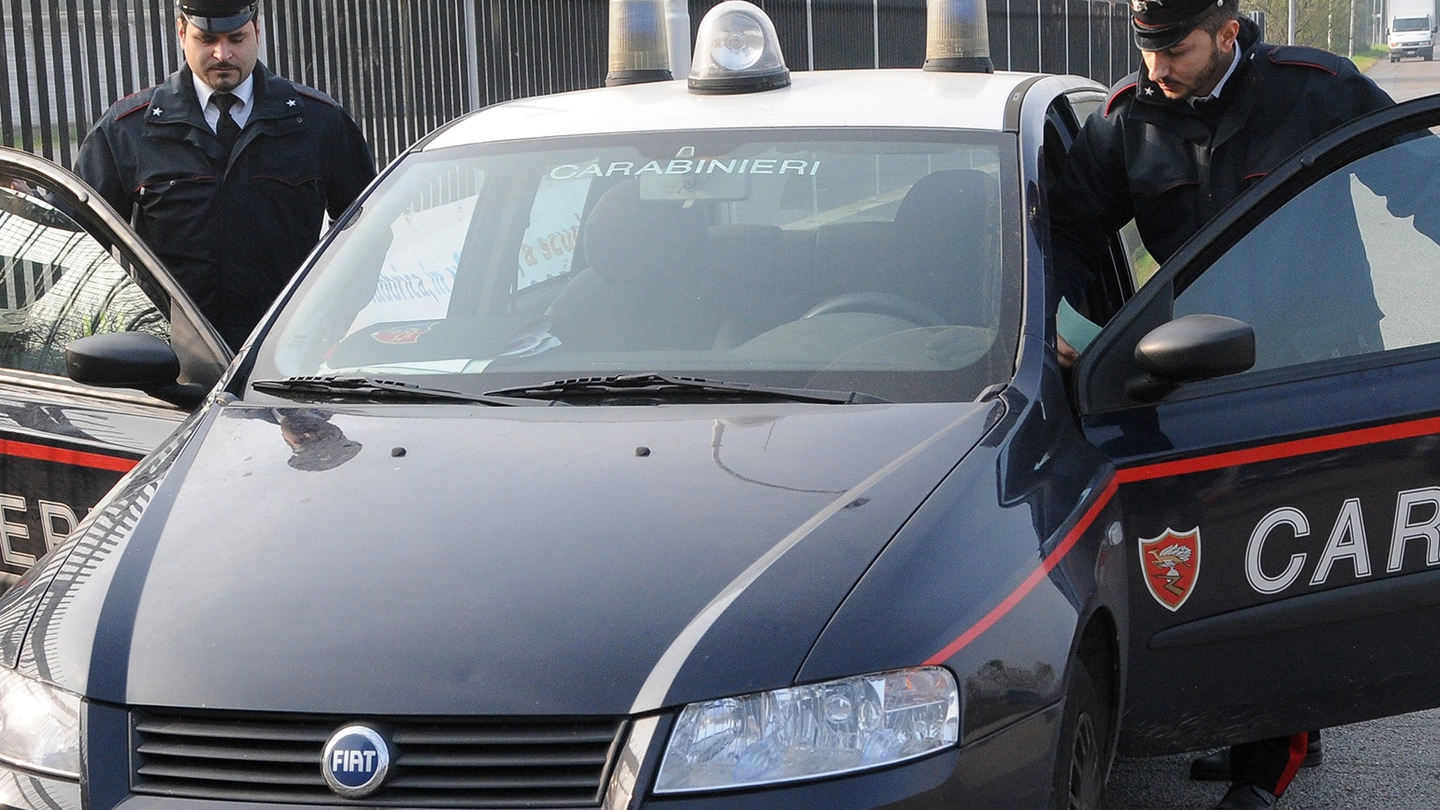 I carabinieri hanno accertato che i telefonini rubati spesso vanno a finire in vari «mercatini» su internet