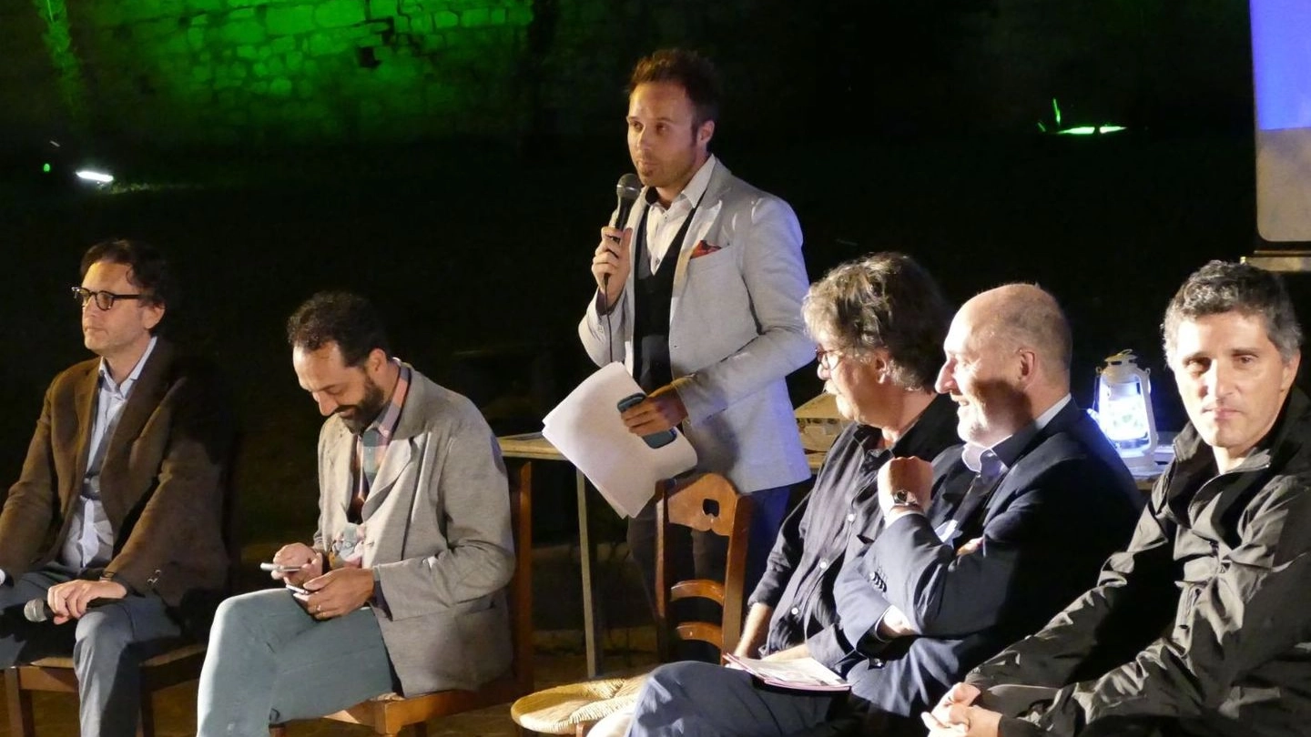 Un momento del dibattito organizzato  dal Consorzio Santa Trinita e La Nazione nei giardini di Sant’Orsola