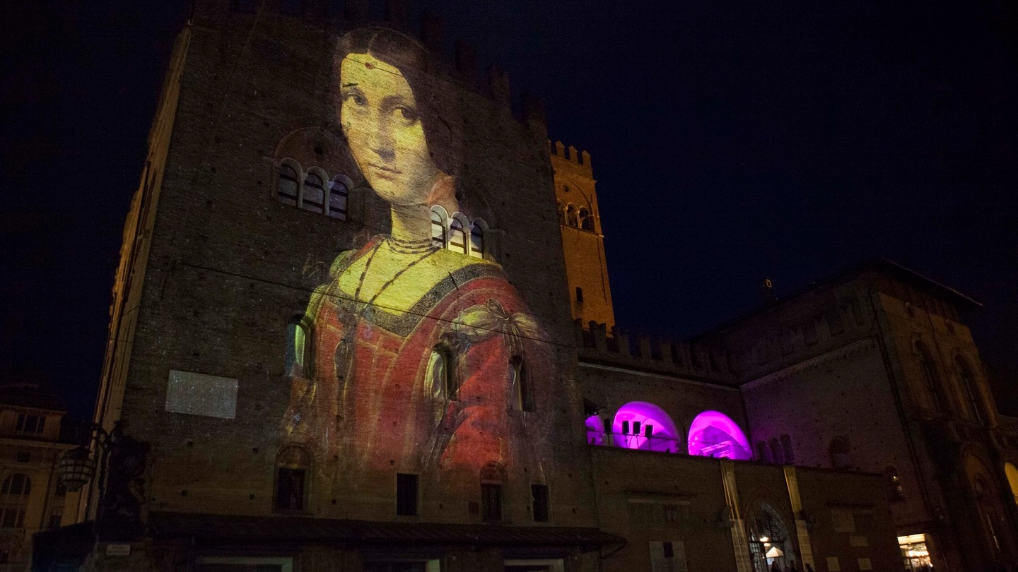 Un momento della proiezione dedicata a Leonardo fatta a Bologna su Palazzo Re Enzo