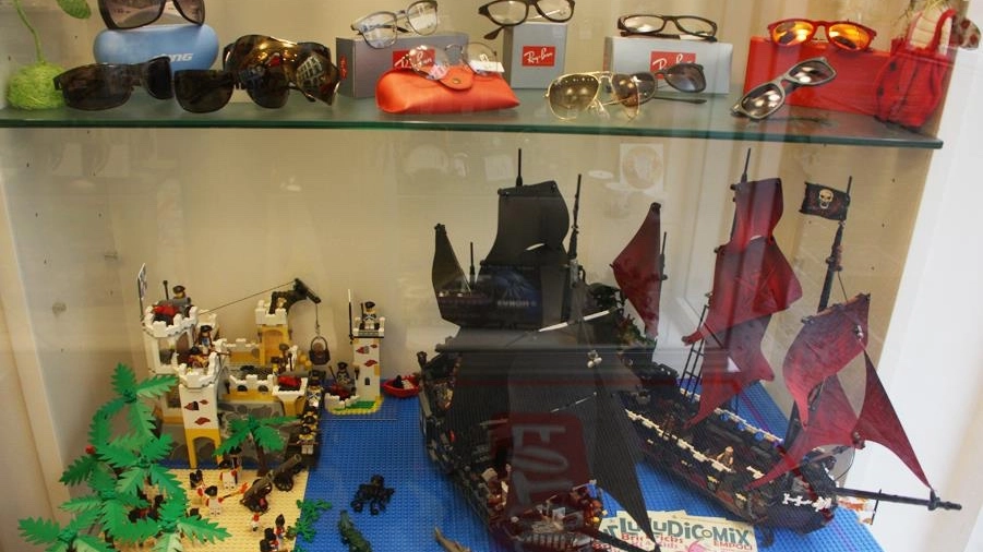 La "Lego-mania" ha invaso le vetrine del centro 