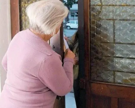 Vaccini a domicilio per gli anziani La Regione: "Una truffa"