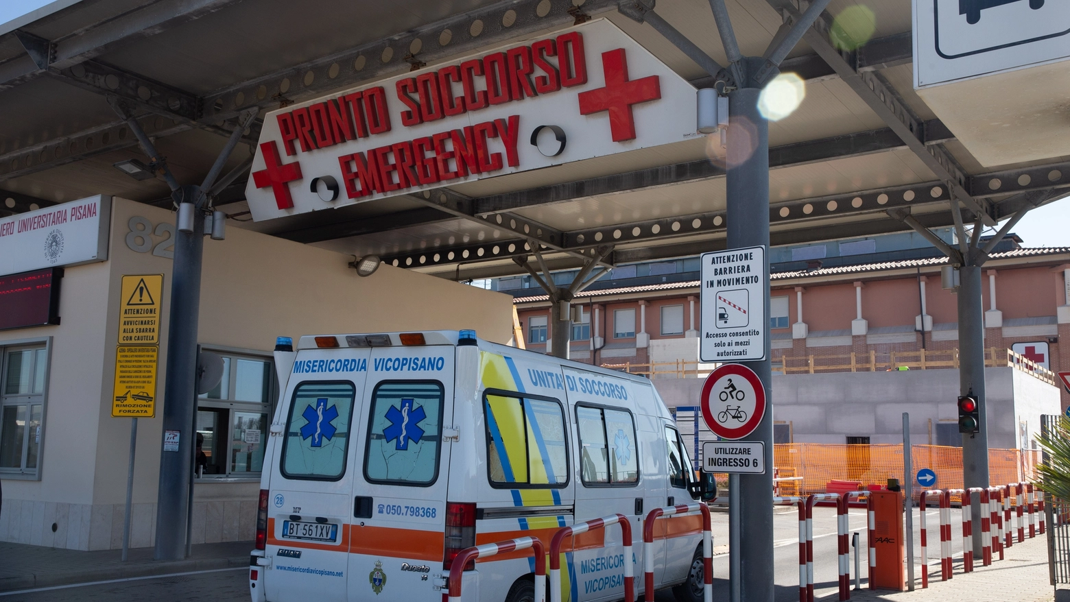 Il sindacato Nursind: “Era prevedibile con il taglio dei posti letto nei reparti”. L’Azienda: “Fine settimana di iperafflusso per ripresa Covid e influenza”