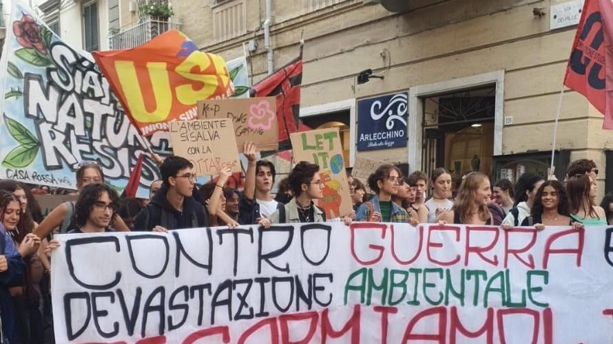 "Difendiamo il nostro ambiente". La protesta di studenti e cittadini