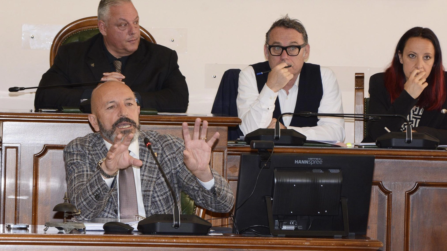 Il caso di via Almirante La mozione passa ma lo scontro è acceso E Cerboni vota contro Il caso di via Almirante La mozione passa ma lo scontro è acceso E Cerboni vota contro