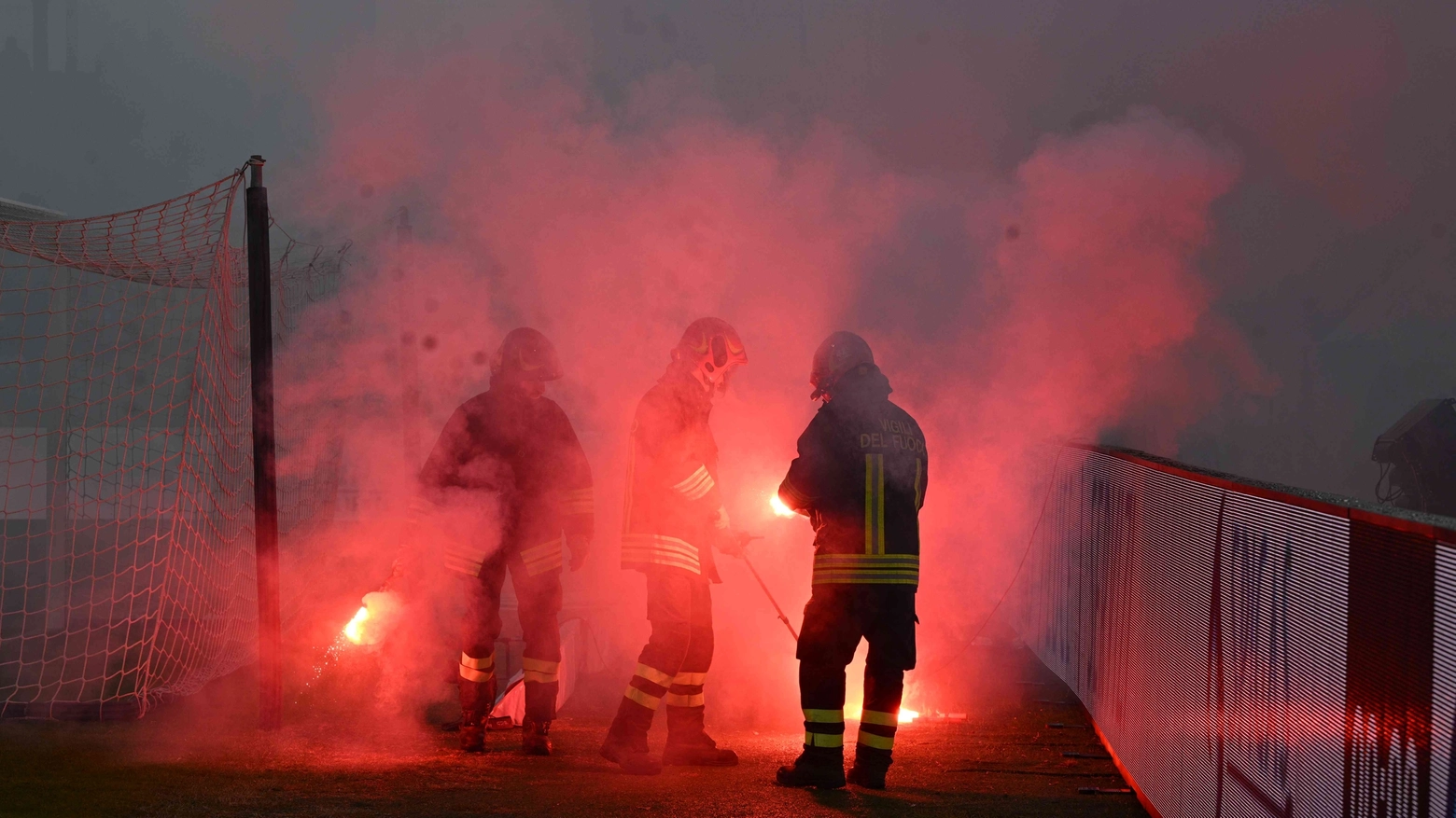 Un lancio di torce allo stadio Picco